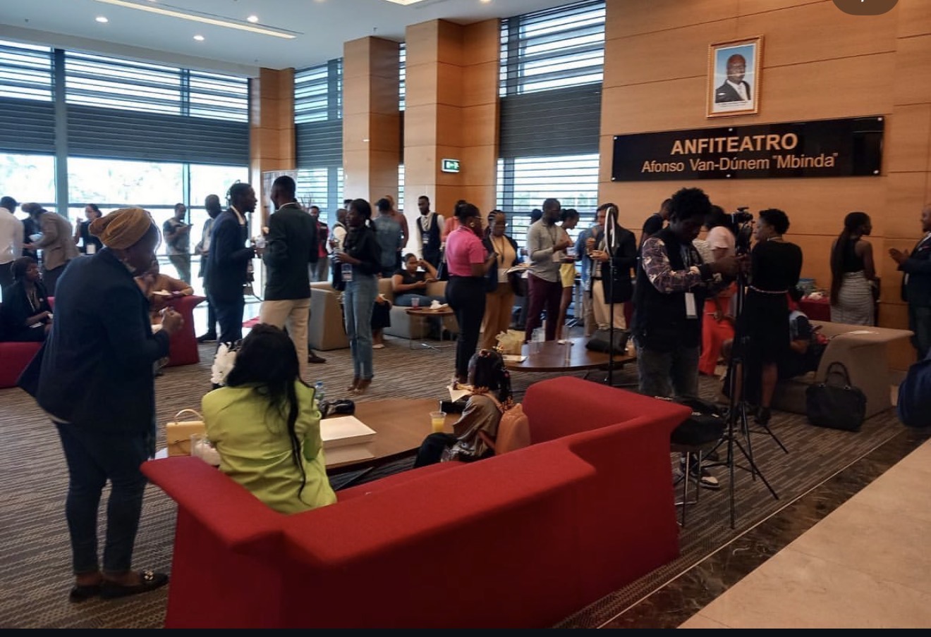 Momento de networking no anfiteatro Afonso Van-Dúnem