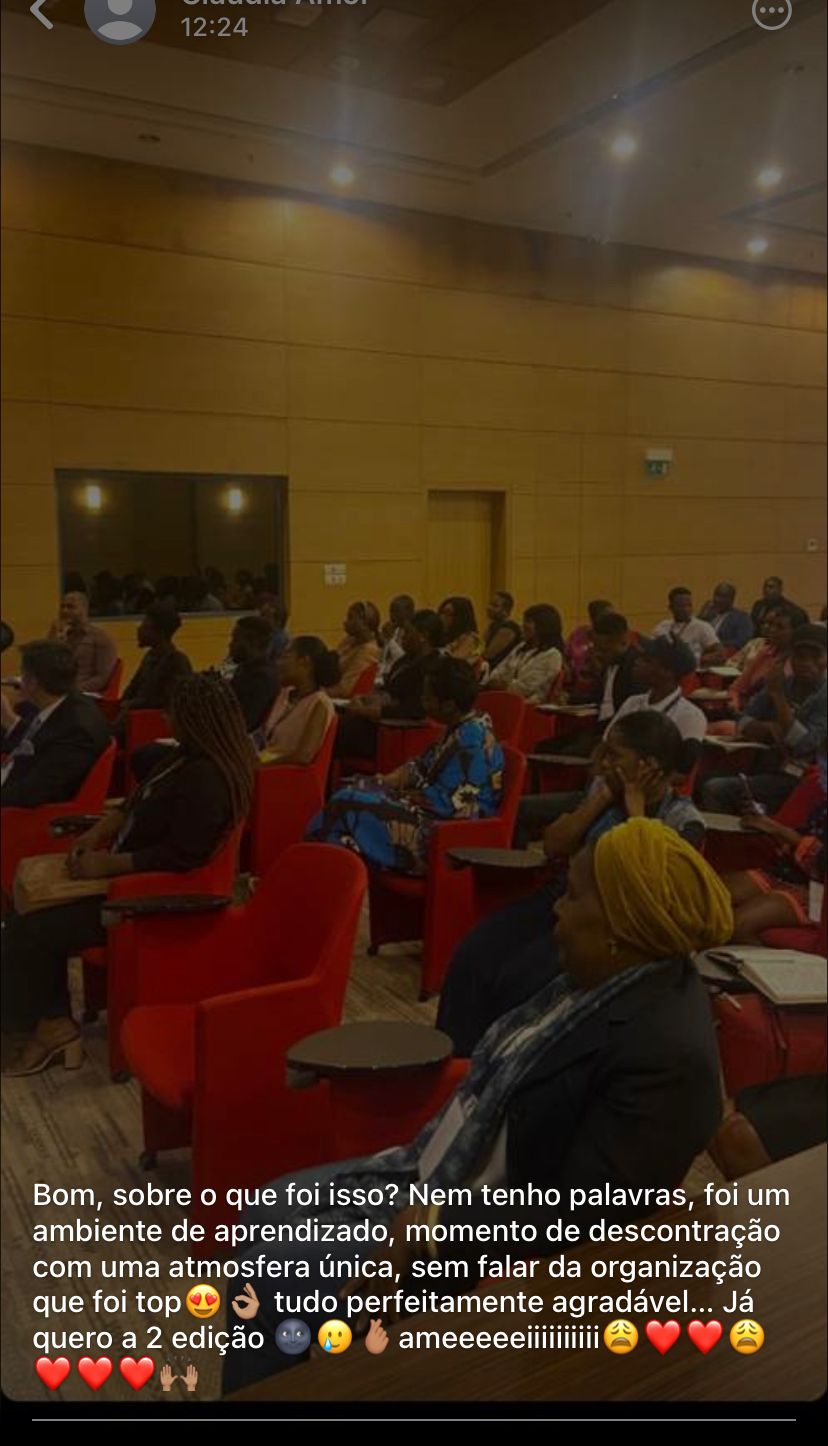 Público lotado durante uma palestra
